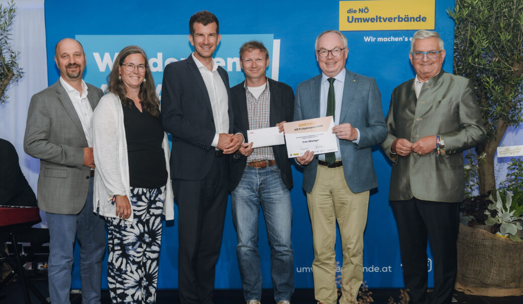 Man sieht die Gewinn&uuml;bergabe an den Gewinner der Fr&uuml;hjahrsputzaktion 2026 aus Tulln